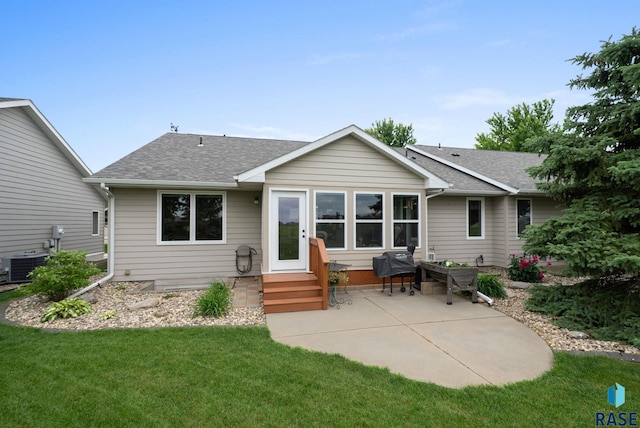 1905 S Wheatland Ct, Sioux Falls, SD 57106 - rear view of property with roof with shingles, a yard, and a patio