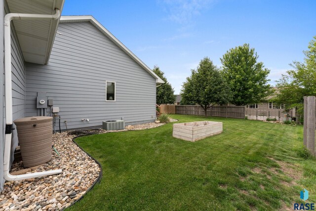 2213 S Purdue Ave, Sioux Falls, SD 57106 - view of yard featuring a vegetable garden