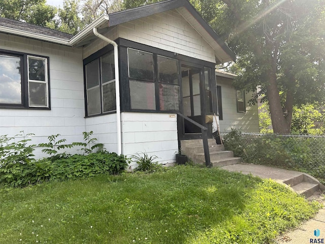 815 W 2nd St, Sioux Falls, SD 57104 - view of front facade featuring a sunroom