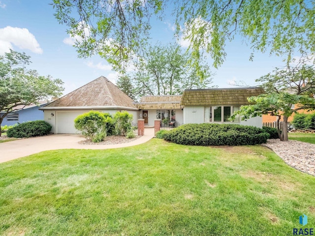915 E Ridge Rd, Sioux Falls, SD 57105 - view of front facade with driveway, an attached garage, and a front lawn