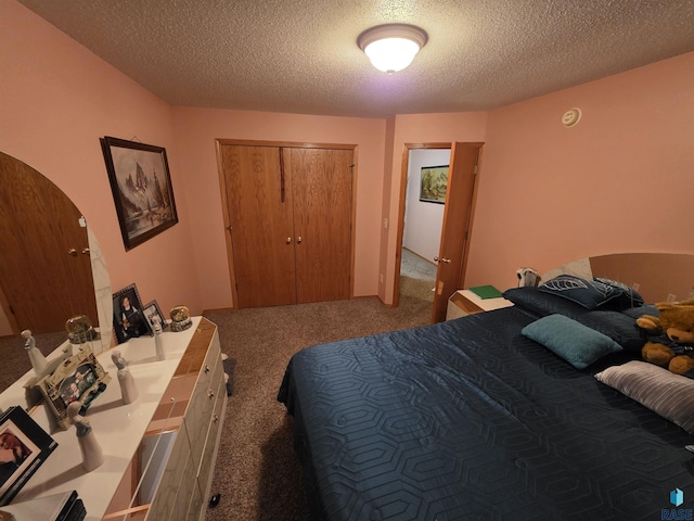3333 W Ralph Rogers Rd, Sioux Falls, SD 57108 - carpeted bedroom featuring a closet, a textured ceiling, and arched walkways