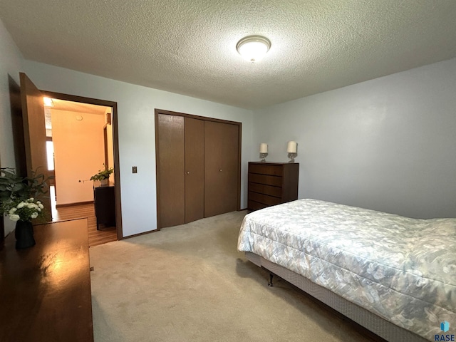 421 E 2nd St, Miller, SD 57362 - bedroom featuring a closet, carpet floors, and a textured ceiling