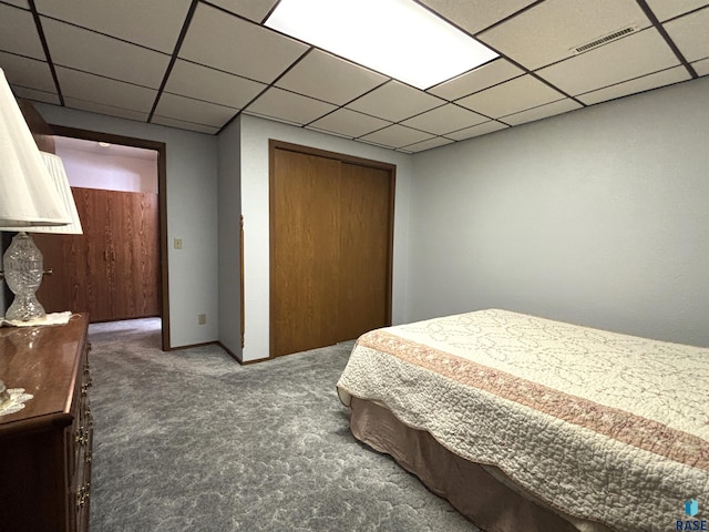 421 E 2nd St, Miller, SD 57362 - bedroom featuring carpet flooring, a closet, and a drop ceiling