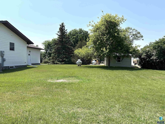 421 E 2nd St, Miller, SD 57362 - view of green lawn