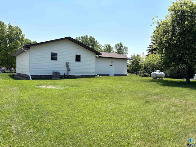 421 E 2nd St, Miller, SD 57362 - back of property with a yard
