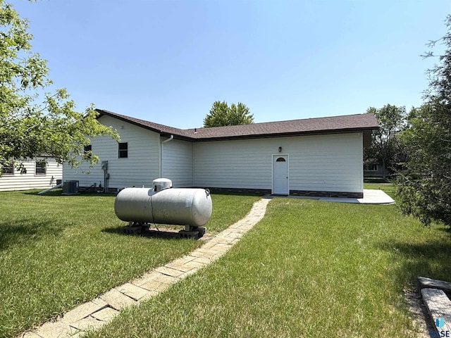 421 E 2nd St, Miller, SD 57362 - rear view of property featuring a lawn