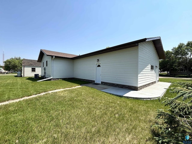 421 E 2nd St, Miller, SD 57362 - rear view of property featuring a lawn