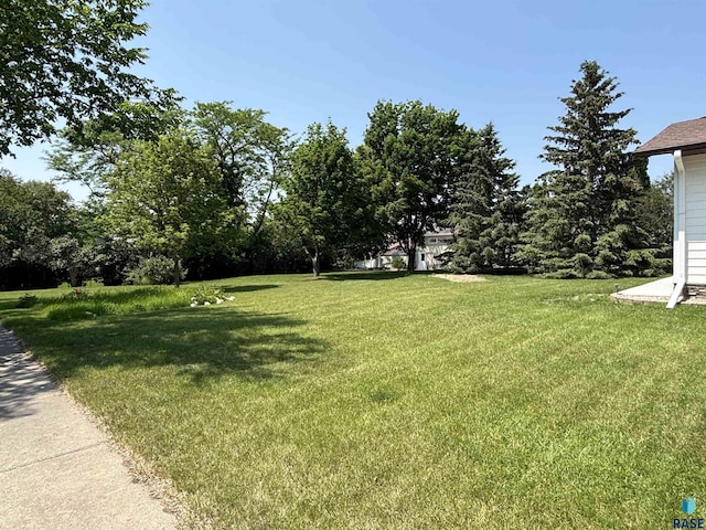 421 E 2nd St, Miller, SD 57362 - view of green lawn