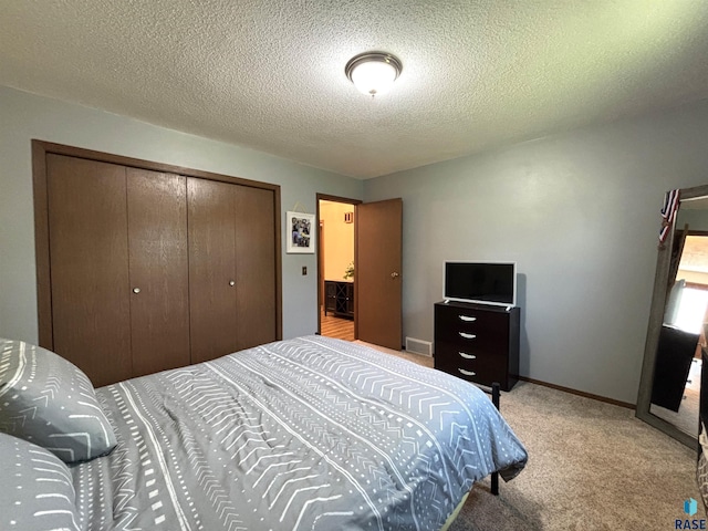 421 E 2nd St, Miller, SD 57362 - bedroom featuring a closet, carpet flooring, and a textured ceiling