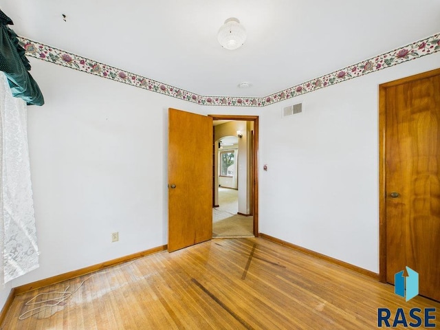 1721 W 11th St, Sioux Falls, SD 57104 - unfurnished room featuring wood finished floors and a smoke detector