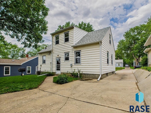 1721 W 11th St, Sioux Falls, SD 57104 - view of front of house with a shingled roof and a front lawn