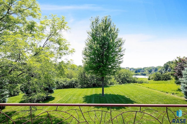 6811 E Split Rock Cir, Sioux Falls, SD 57110 - view of green lawn