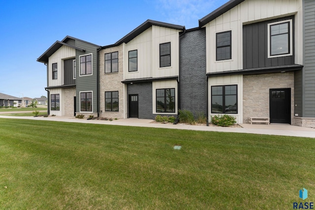102 N Bryggen Pl, Sioux Falls, SD 57107 - view of front of property featuring board and batten siding, a front lawn, and stone siding