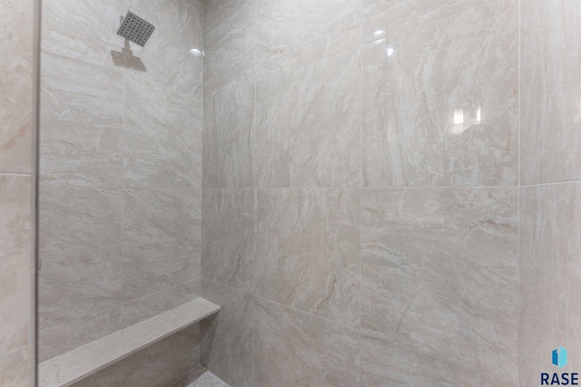 8619 W Shoreline Pl, Sioux Falls, SD 57107 - bathroom featuring a tile shower