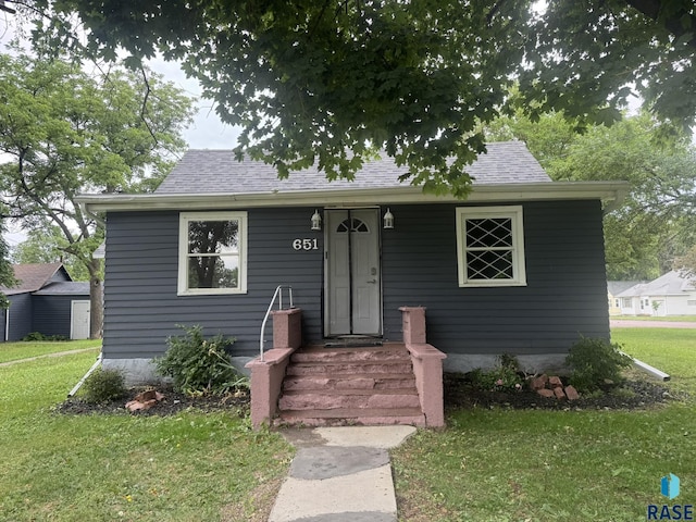 651 N 5th Ave, Canistota, SD 57012 - bungalow-style home with a front lawn and a shingled roof