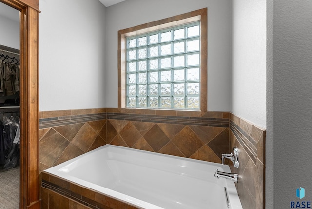 9005 E Torrey Pine Cir, Sioux Falls, SD 57110 - full bath featuring a garden tub and a walk in closet