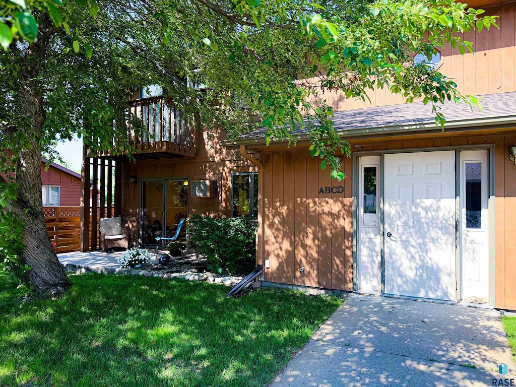 419 N Division Ave Unit A, Madison, SD 57042 - property entrance with a balcony