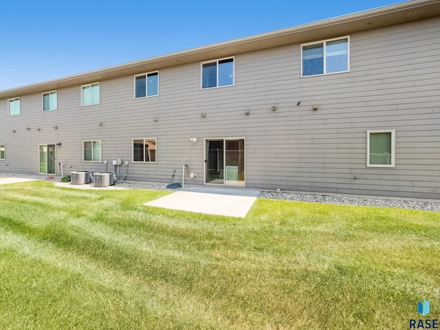 4005 S Grand Slam Ave, Sioux Falls, SD 57110 - rear view of property with a lawn and a patio