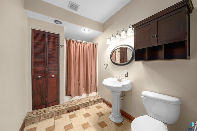 624 S 2nd Ave, Sioux Falls, SD 57104 - bathroom with a closet and shower / tub combo