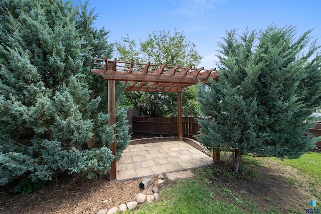 624 S 2nd Ave, Sioux Falls, SD 57104 - view of yard featuring a patio area and a pergola