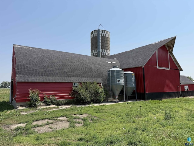 27139 US Highway 81, Freeman, SD 57319 - back of house with a barn, a shingled roof, an outdoor structure, and a lawn
