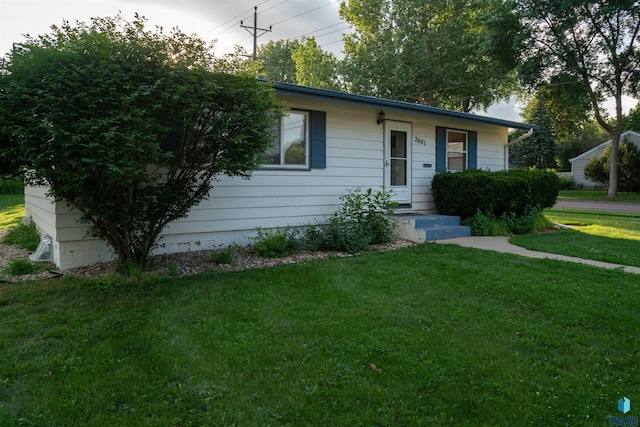 2601 S Glendale Ave, Sioux Falls, SD 57105 - ranch-style house with a front lawn