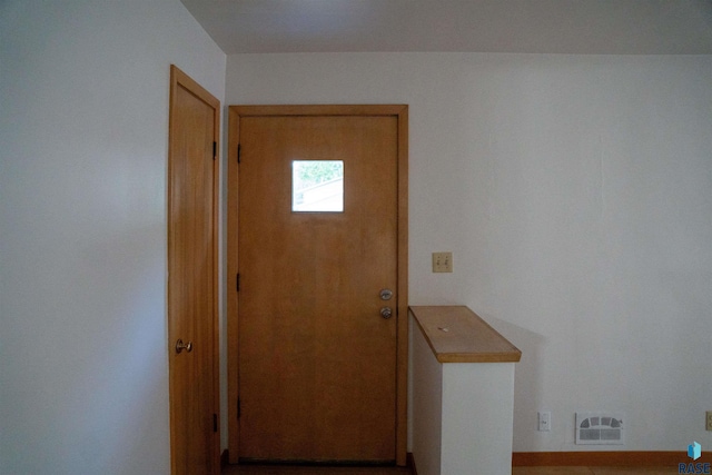 2601 S Glendale Ave, Sioux Falls, SD 57105 - view of doorway to outside