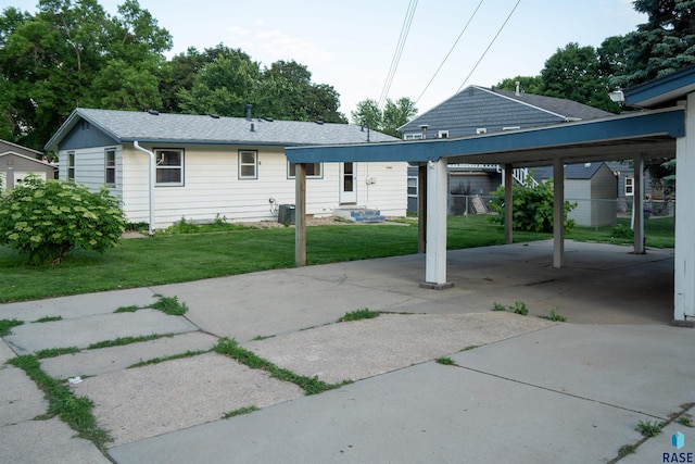 2601 S Glendale Ave, Sioux Falls, SD 57105 - rear view of house featuring a carport and a shingled roof