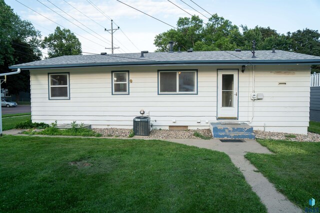 2601 S Glendale Ave, Sioux Falls, SD 57105 - rear view of property featuring a lawn, entry steps, and roof with shingles