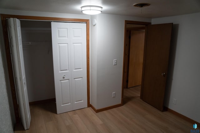 2601 S Glendale Ave, Sioux Falls, SD 57105 - unfurnished bedroom featuring light wood-style floors and a closet