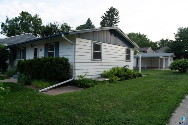2601 S Glendale Ave, Sioux Falls, SD 57105 - view of side of home with a yard