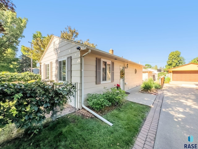 612 E 26th St, Sioux Falls, SD 57105 - ranch-style house featuring an outbuilding and a chimney