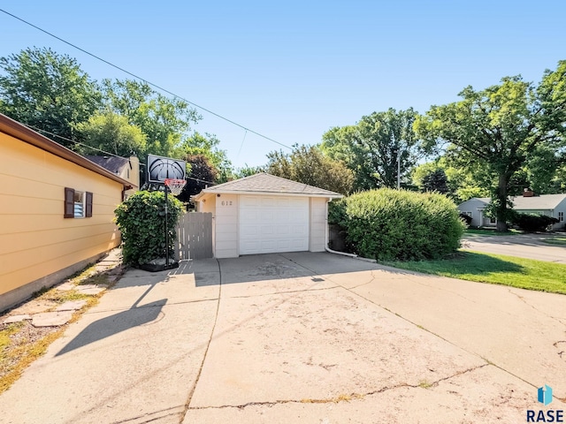 612 E 26th St, Sioux Falls, SD 57105 - detached garage with driveway