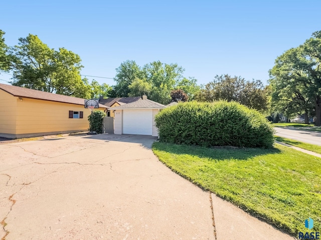 612 E 26th St, Sioux Falls, SD 57105 - view of front facade featuring driveway, a garage, and a front lawn