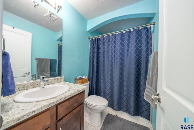 601 W Highpointe St, Tea, SD 57064 - full bath with vanity, a textured ceiling, and curtained shower