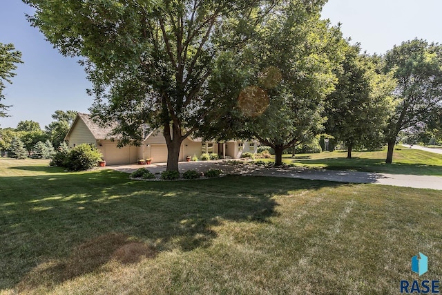 6500 E Split Rock Rd, Sioux Falls, SD 57110 - view of front facade with a front yard and an attached garage