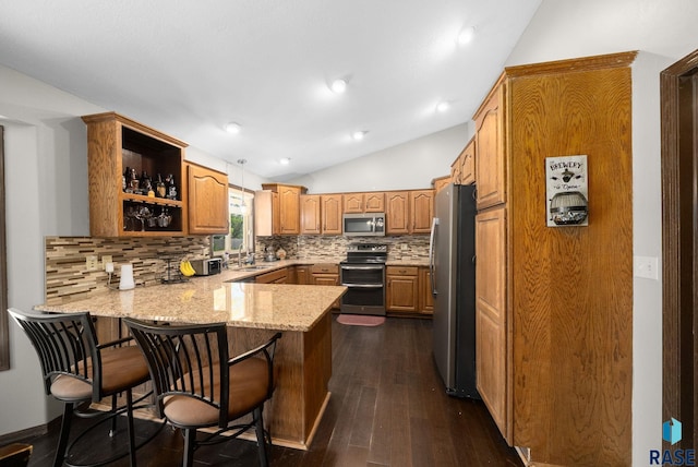 6045 W Jordan Ct, Sioux Falls, SD 57106 - kitchen featuring appliances with stainless steel finishes, a peninsula, lofted ceiling, backsplash, and dark wood-style flooring