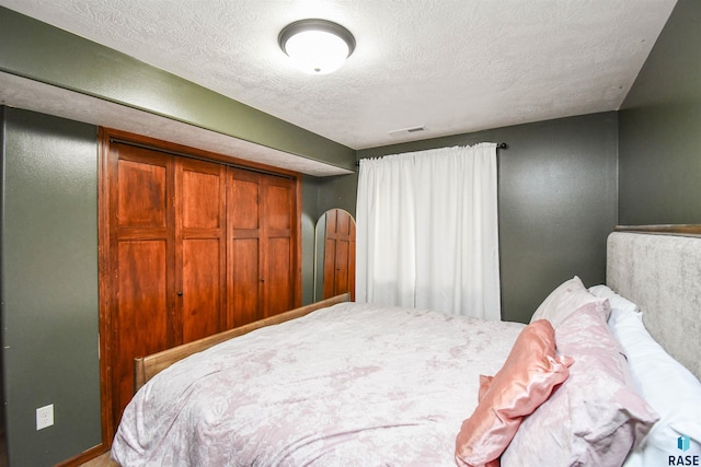 3208 S Triple Play Ave, Sioux Falls, SD 57110 - bedroom featuring a textured ceiling