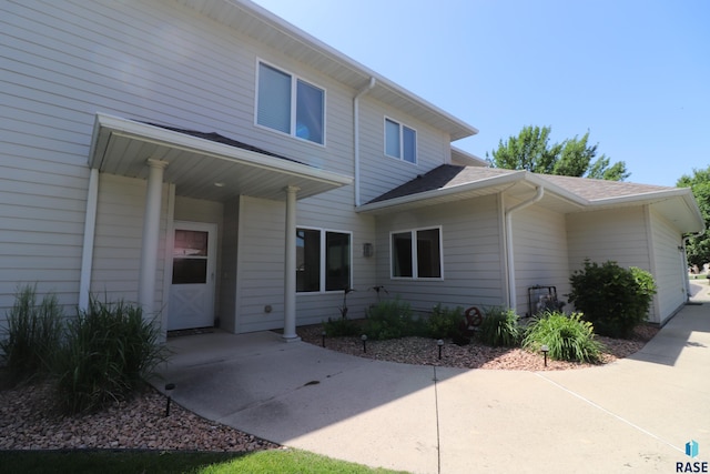 5708 S Shadow Wood Pl, Sioux Falls, SD 57108 - view of side of home featuring a shingled roof