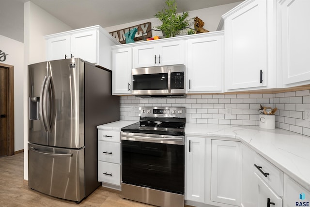 5402 S Bahnson Ave, Sioux Falls, SD 57108 - kitchen featuring stainless steel appliances, decorative backsplash, light wood-style flooring, and white cabinetry