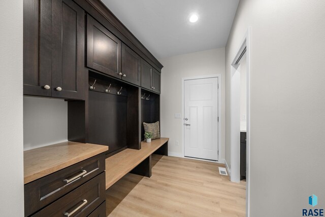 5601 E Morningside Cir, Sioux Falls, SD 57110 - mudroom featuring light wood finished floors and recessed lighting