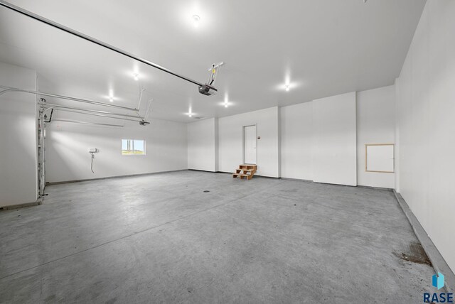 5601 E Morningside Cir, Sioux Falls, SD 57110 - garage with a garage door opener
