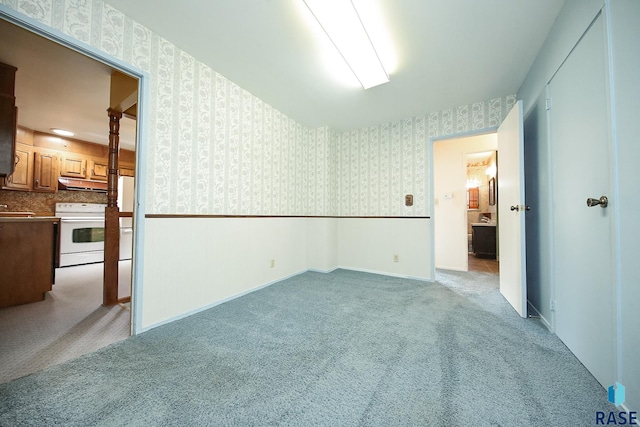 2312 E 19th St, Sioux Falls, SD 57103 - empty room with wallpapered walls and light colored carpet