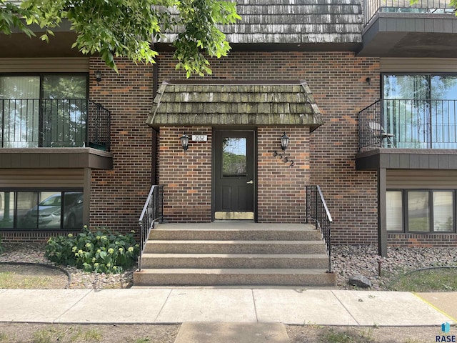 3552 S Gateway Blvd Unit 204, Sioux Falls, SD 57106 - entrance to property with brick siding, mansard roof, and a balcony