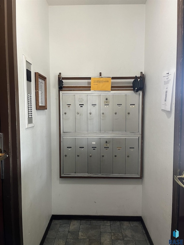 3552 S Gateway Blvd Unit 204, Sioux Falls, SD 57106 - detailed view of mail area and baseboards