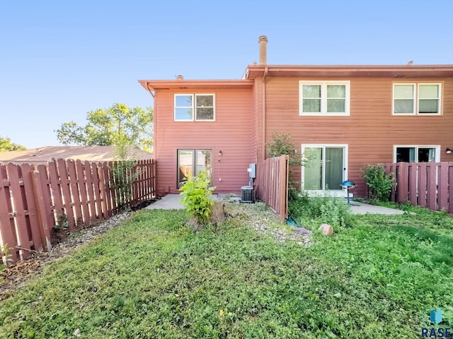 1811 S Marday Ave, Sioux Falls, SD 57103 - rear view of house featuring a fenced backyard