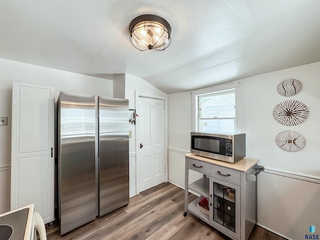 918 W 5th St, Sioux Falls, SD 57104 - kitchen featuring appliances with stainless steel finishes, vaulted ceiling, and light wood-type flooring