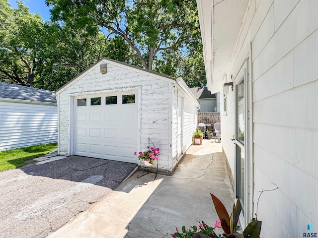 918 W 5th St, Sioux Falls, SD 57104 - detached garage featuring driveway