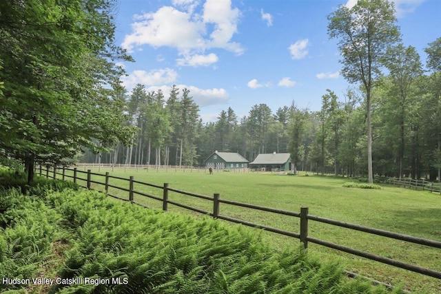 view of yard featuring a rural view