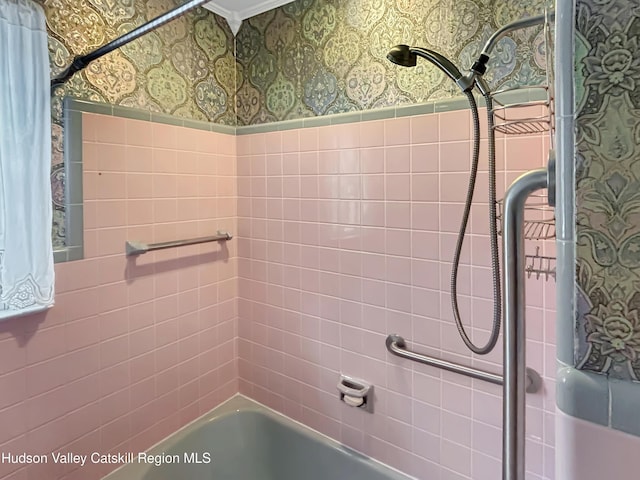 full bath with shower / washtub combination and wallpapered walls